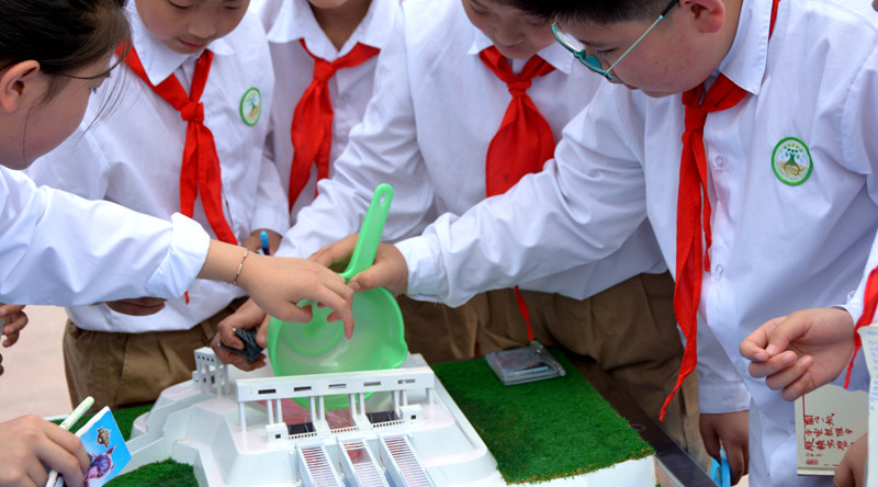 30日,“水到渠成共发展”网络主题调研采访活动走进河南郑州,实地探访了中华民族两条母亲河的交汇处、南水北调中线工程的咽喉——“穿黄工程”。