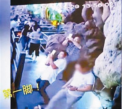 男子游览溶洞景区 三脚踢断上亿年钟乳石