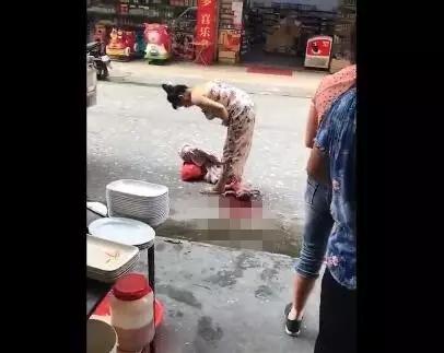 孕妇上街突然分娩 完成后抱娃淡定回家