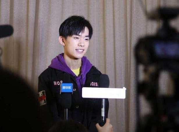 被问多少斤的女生算胖,易烊千玺回答引争议,网