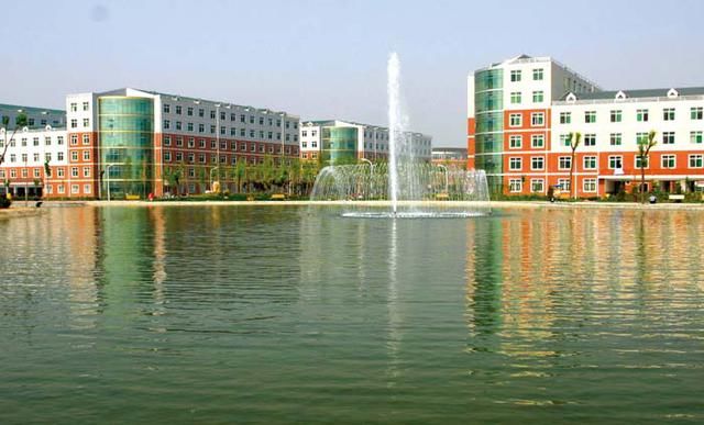 有一所大学经济类专业和清华齐名,录取分数差