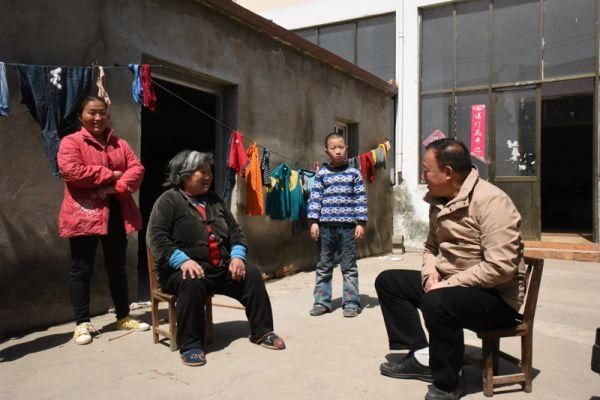 臧广甫一行首先来到陈圩村党群活动中心,与乡驻村干部,村支两委干部