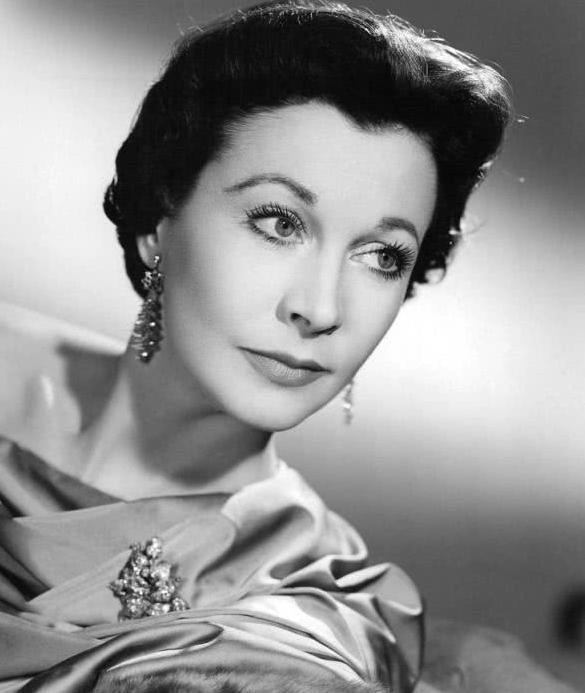 中年时的费雯丽:长相甜美,穿搭气质迷人,却终究