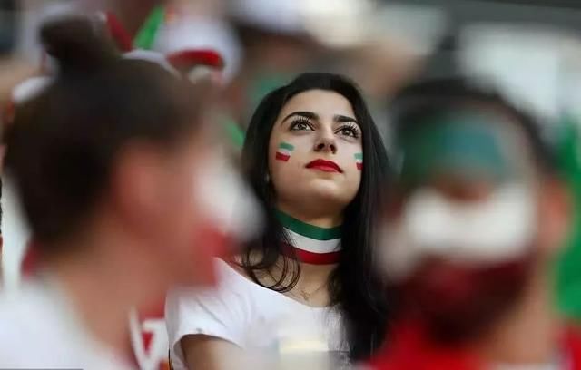 世界杯上的伊朗美女-摘下头巾,惊艳了整个世界