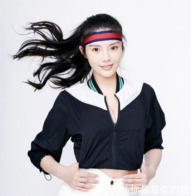 以好身材著称的28岁徐冬冬,穿短裤秀大腿,网友