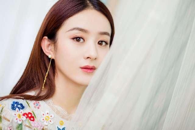 杨幂的狐狸眼,迪丽热巴的桃花眼,却都输给了这