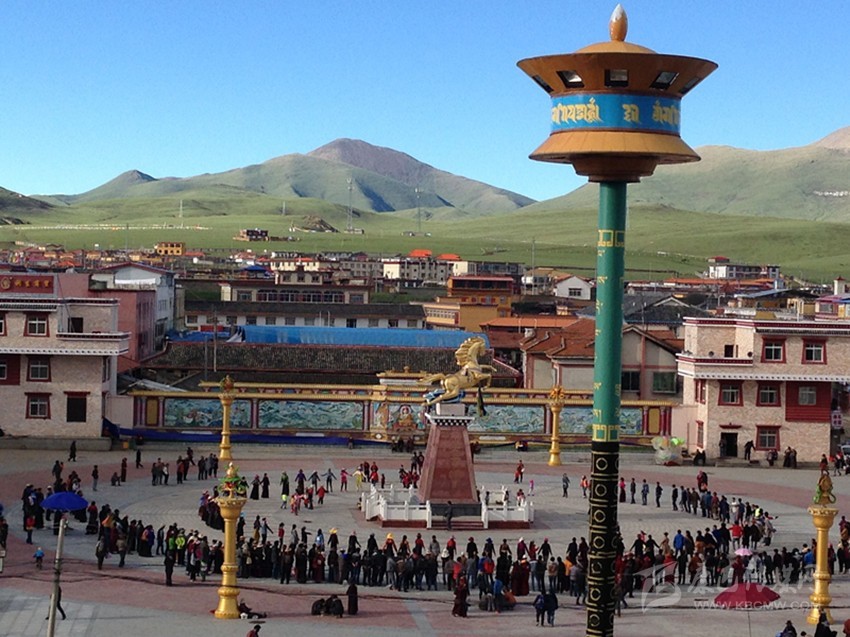 色达县城金马广场