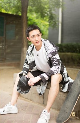 黄奕轩电视剧《将军在上》拍摄 阳光帅气获关注 黄奕轩电视剧《将军在上》拍摄 阳光帅气获关注