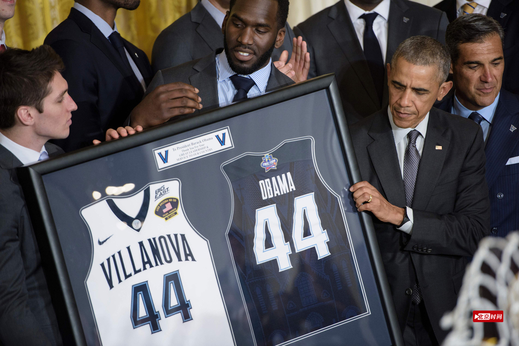 组图-奥巴马白宫接见ncaa冠军 获赠44号球衣