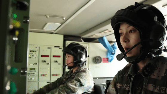 又美又飒!导弹女兵冷静操作,首发命中,用打赢证明实力~ 又美又飒!导弹女兵冷静操作,首发命中,用打赢证明实力~