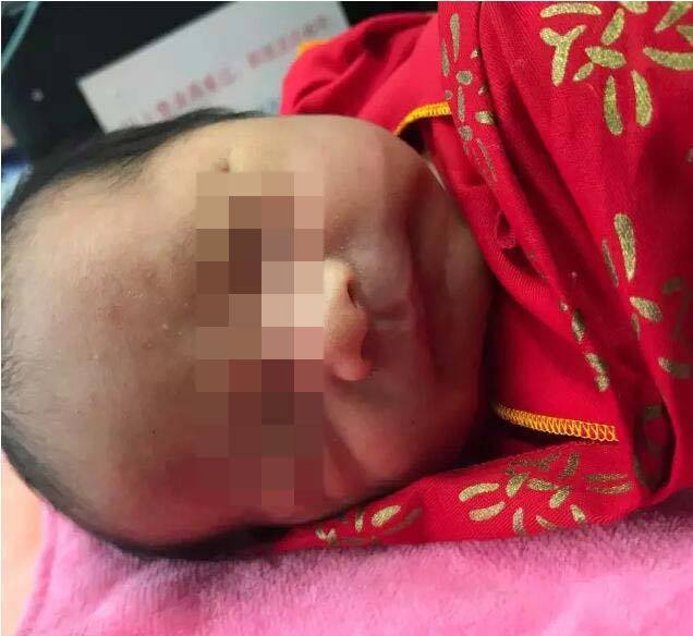 9月5日7时许，沈阳市新民前营子村一户人家门口，一名婴儿被放在一个水果纸箱里，一条粉红色毛毯包裹着，同时里面还留下一张纸条及一些其他物品。