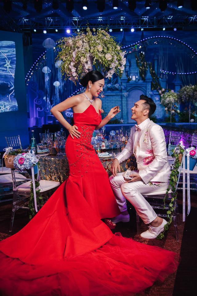 钟丽缇梅花三弄深v婚纱幸福洋溢 与新郎热吻