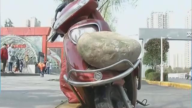 遇交警查电动车 司机怒砸自己车