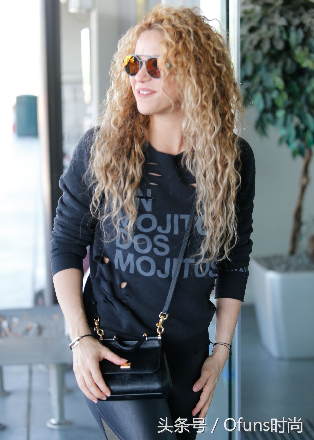 时尚扫街哥伦比亚歌手夏奇拉,破洞T恤紧身裤现