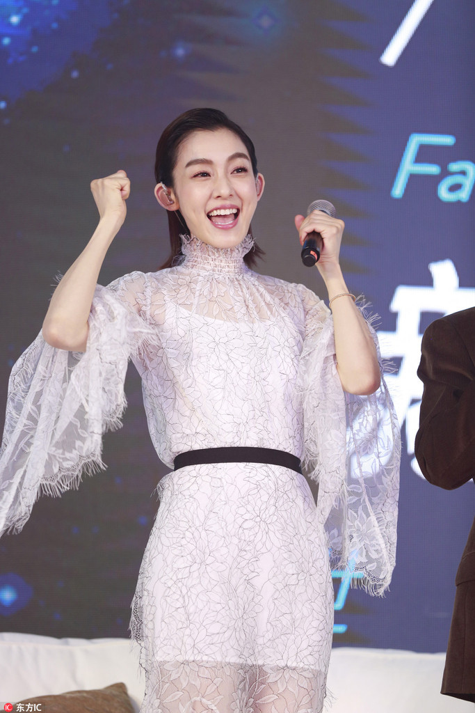 范玮琪印花透视长裙优雅 心情大好表情明媚