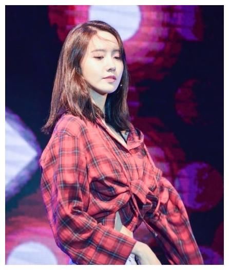 94斤林允儿和86斤郑秀妍同穿露脐装,网友:水蛇