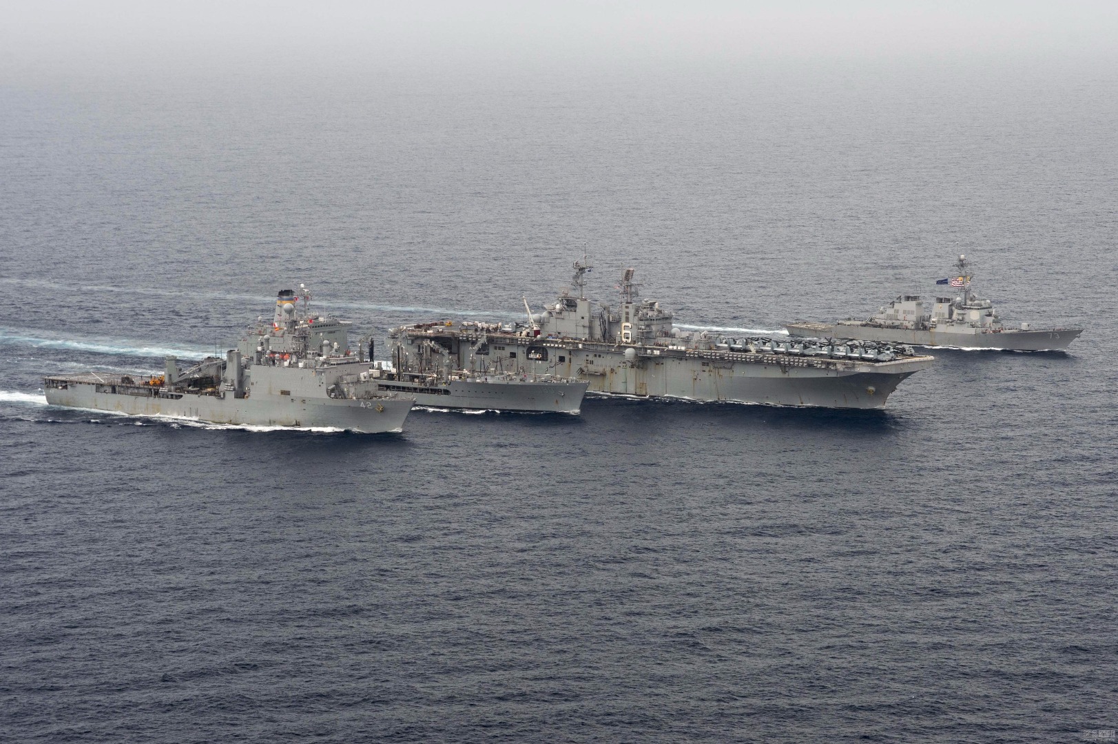 美军大兵畅游南海 两栖攻击舰队继续训练