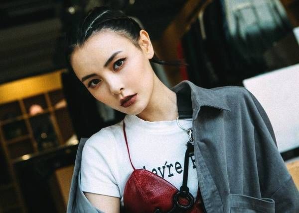 像个锅盖头型的脏辫,两侧仍维持顺毛,额头还绑上图纹头巾,痞子派造型