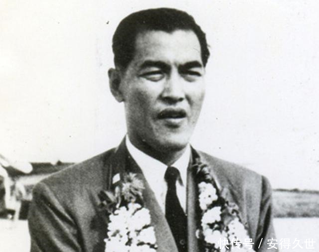 他是中国历史上最伟大的足球运动员, 和贝利等