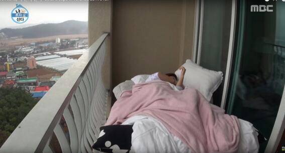 松雨在阳台睡觉