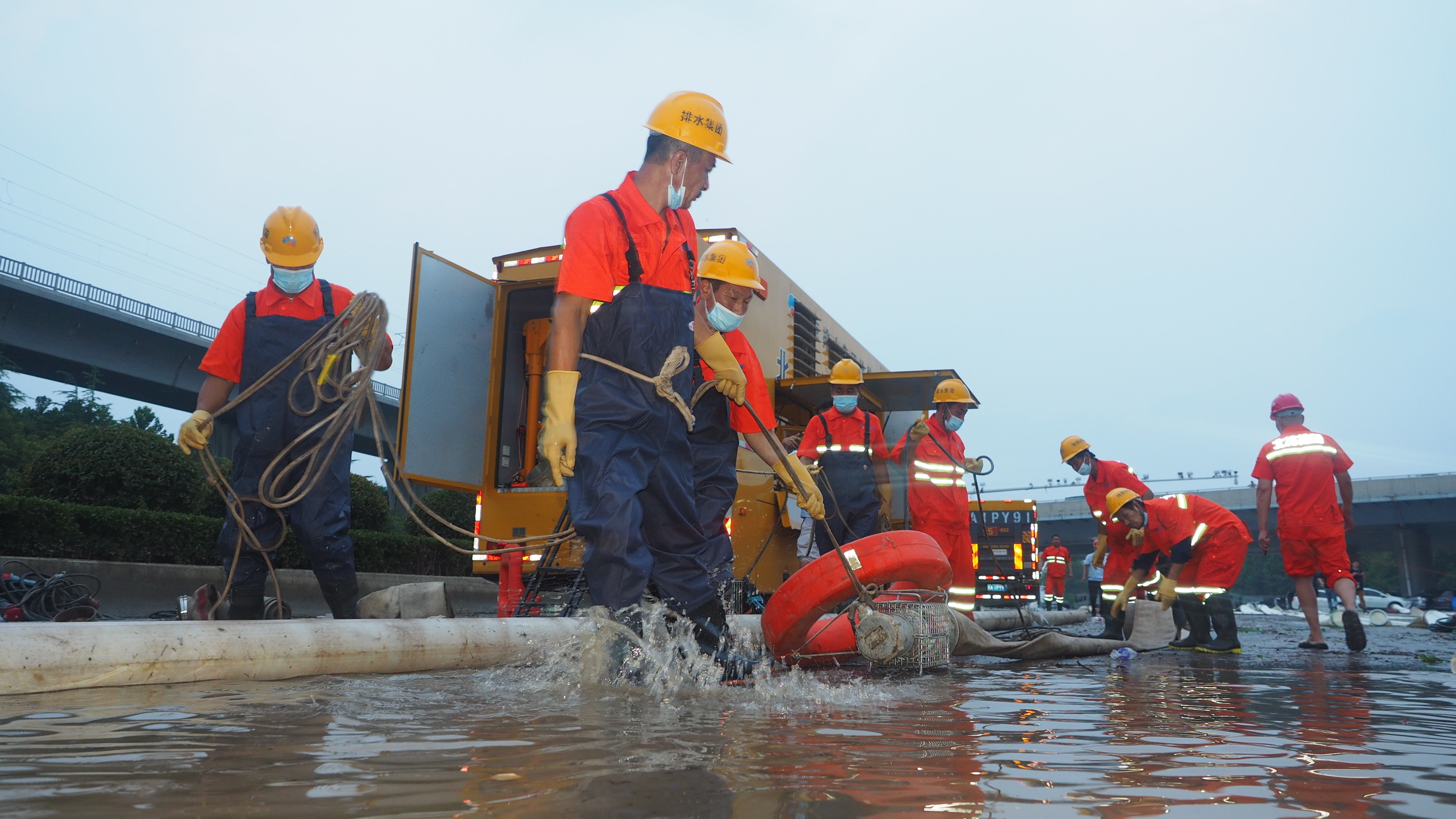 北京排水集团突击队驰援郑州 已全力投入抢险
