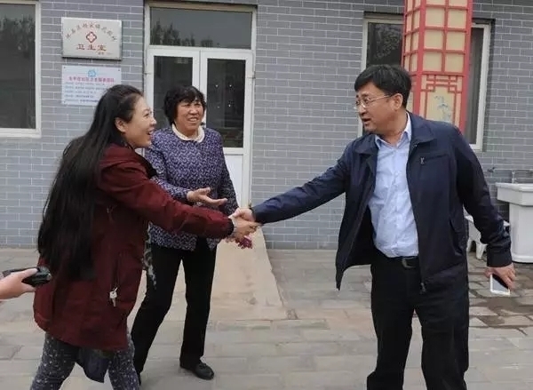 王秋总编与牵手主持人奕丹一道送文化进乡村 王秋总编与牵手主持人奕丹一道送文化进乡村