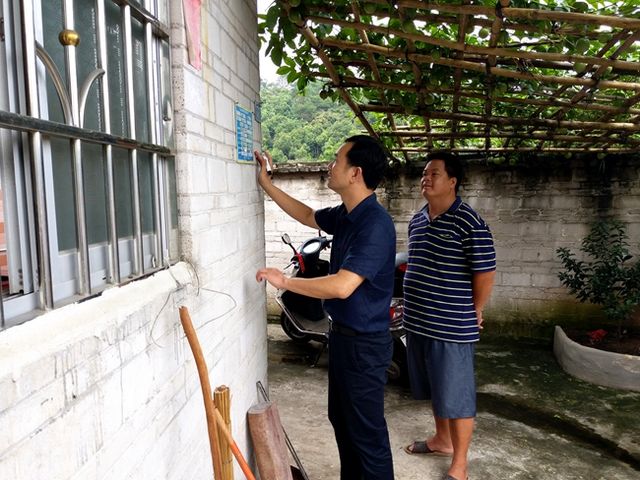 桂平市公安局蒋春葆政委到油麻镇开展扶贫工作