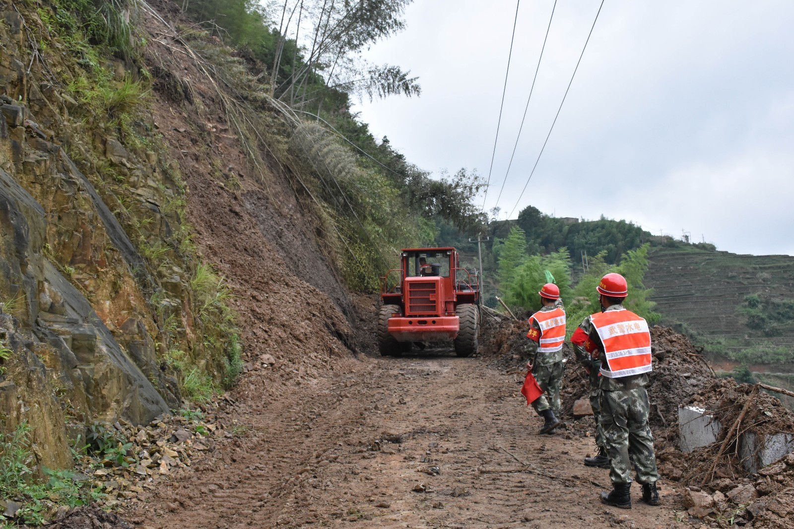 武警水电六支队全力抢通 厦门山体滑坡受阻道