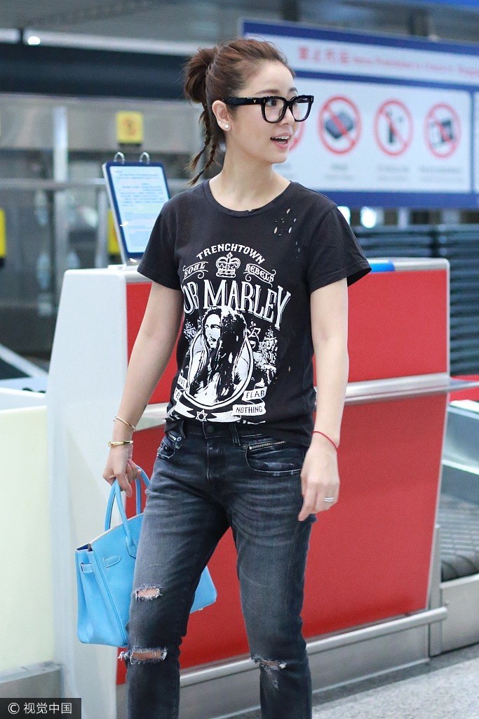 辣妈林心如T恤配皮靴扮酷扎马尾似少女