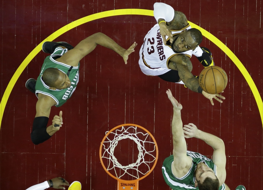 5月21日,骑士队球员詹姆斯(上右)争抢篮板球.