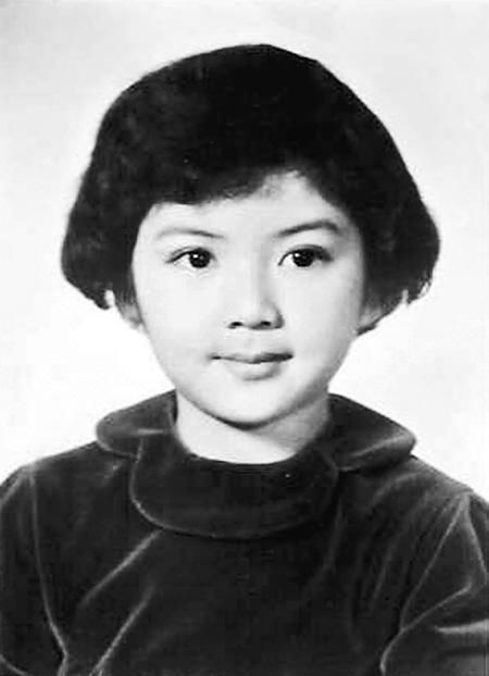 因为父亲是冯峰是演员,所以3岁的冯宝宝便客串了一把,没想到火了