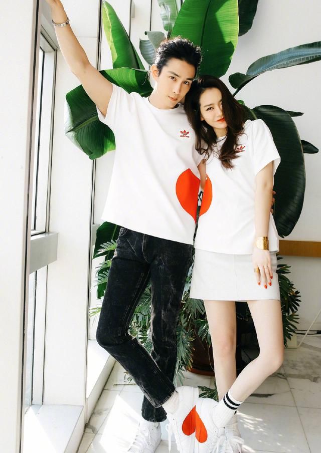 戚薇和老公李承铉穿着情侣小白鞋秀恩爱,不带