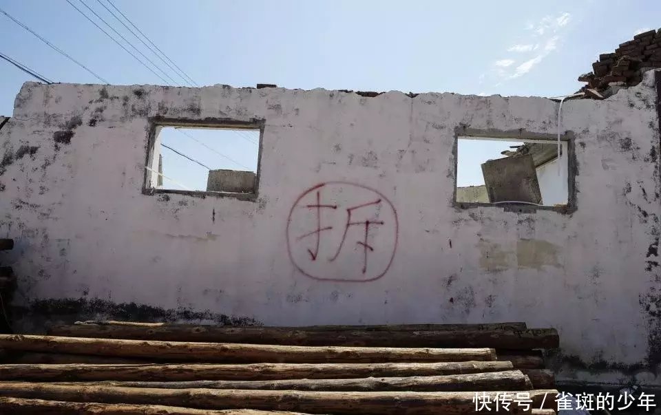 农村老房子即将拆迁,乡亲们不久住上新楼房,看