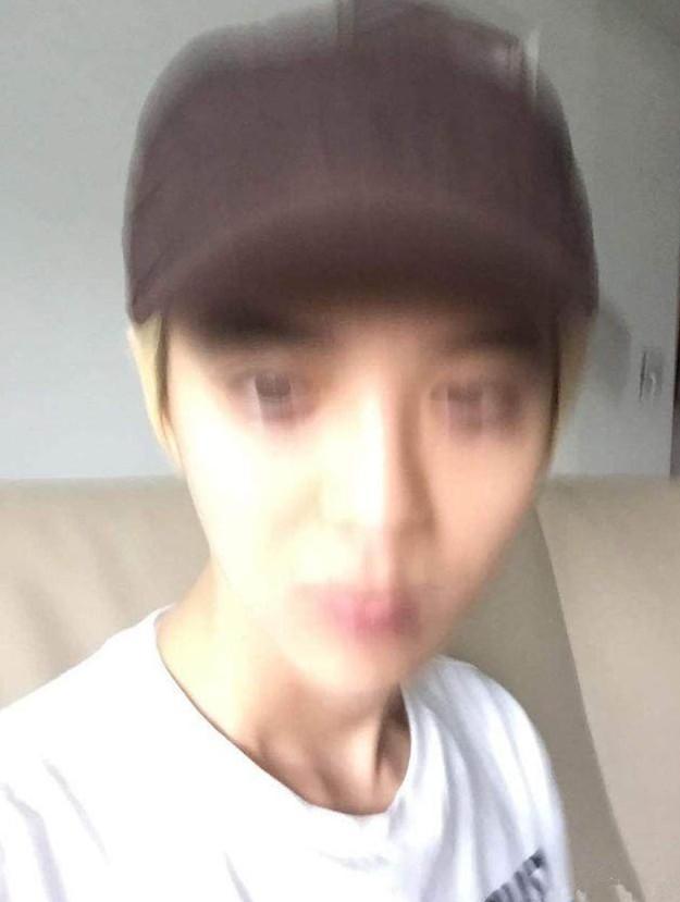 男星自拍照:鹿晗总是拍糊掉,胡歌有创意,最有型