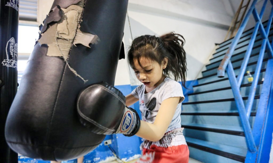 《太阳报》就曾经报道过，在泰国几个著名的旅游胜地，这类儿童泰拳表演和比赛处处可见，这些拳手有的只有6岁，却训练有素，力量和准确性都令人吃惊。