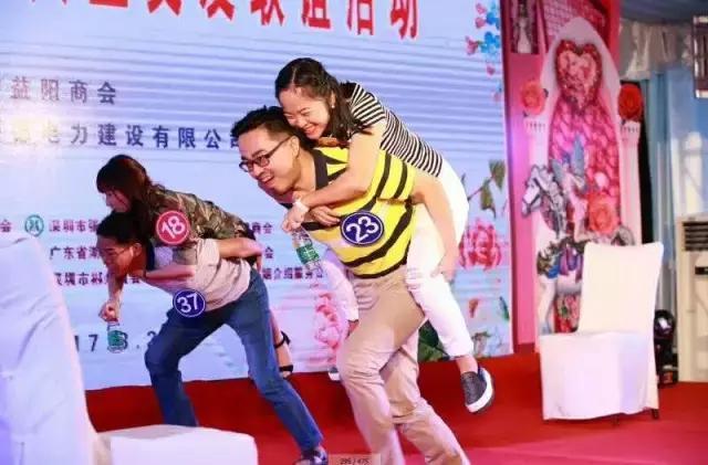 "猪八戒背媳妇"游戏环节刘润东背着女嘉宾往前冲