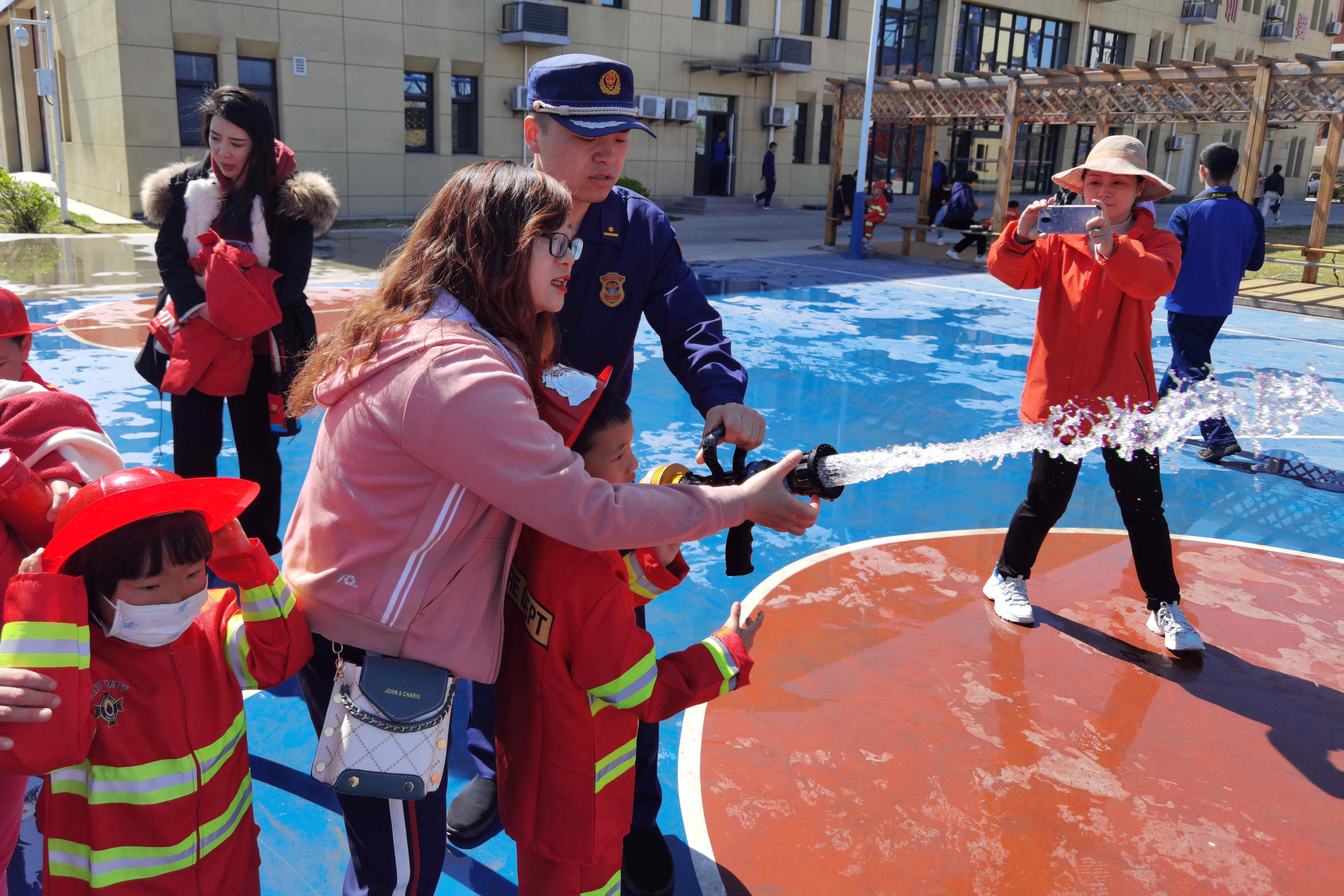 密云消防队站开放迎来74个亲子团零距离参观体验消防 密云消防队站开放迎来74个亲子团零距离参观体验消防