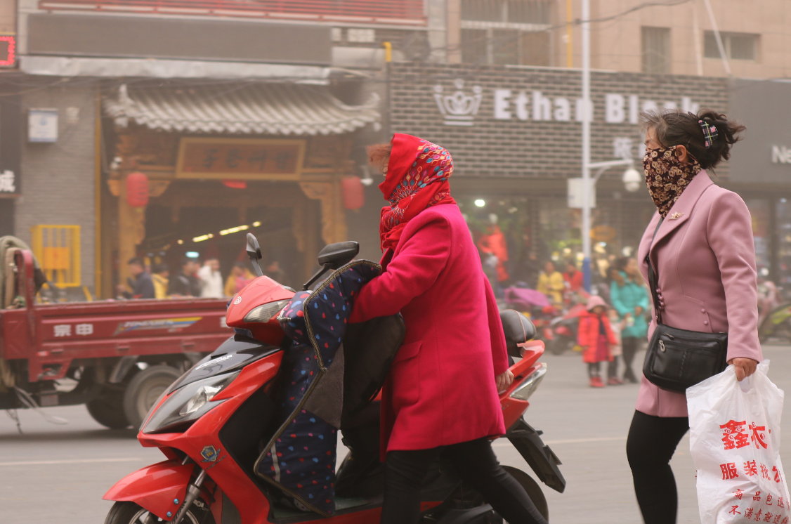 2018年11月25日，甘肃张掖突遭沙尘暴袭击。市民戴口罩、围巾蒙面，“武装“出行。
