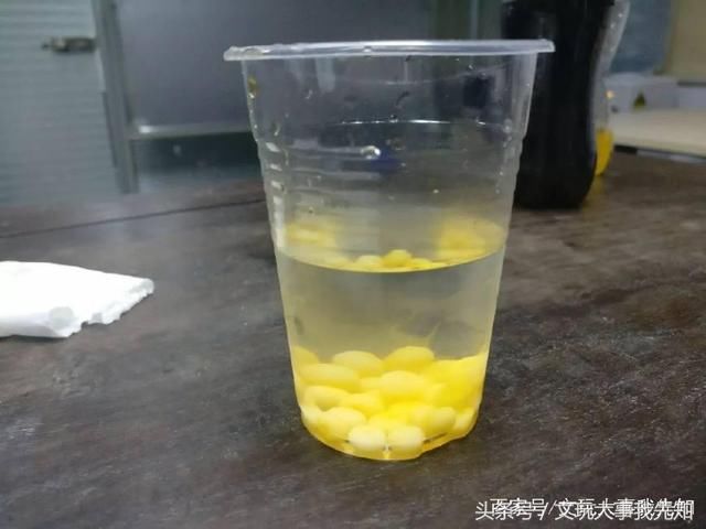一条30元的手串和一瓶3块钱的饮料结合在一起