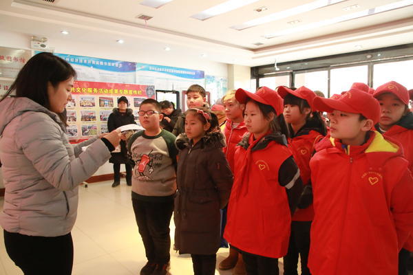 郑州经开区外国语小学师生走进图书馆参加志愿