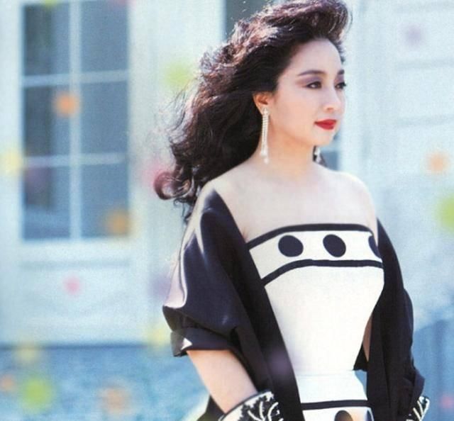 说起徐小凤可能现在的年轻人不太熟悉,她曾是上世纪7080年代的著名