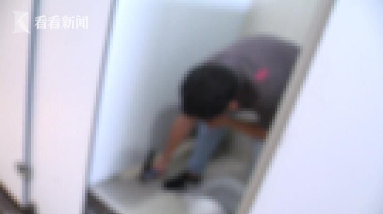 猥琐男蹲女厕所偷拍女性如厕 被抓后怒摔手机
