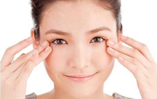 手机玩太久,眼睛干涩?4个方法保护眼睛