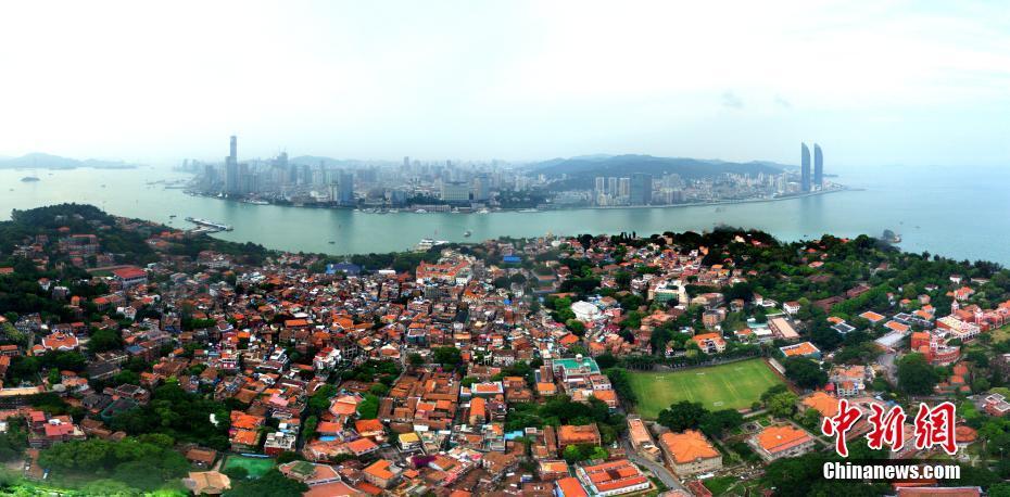 金砖国家领导人第九次会晤将于9月3日至5日在中国厦门举行。图为厦门鼓浪屿老建筑与对岸新建筑遥相辉映。（资料图片） 中新社记者 王东明 摄