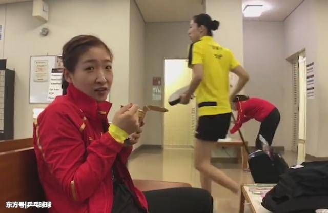 日本公开赛花絮:刘诗雯吃泡面警惕性还挺高