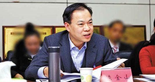 郭坚此前任重庆西永微电子产业园开发有限公司总经理,党委副书记,董事