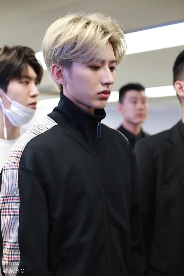 范冰冰弟弟范丞丞半夜发张照片,一早醒来收入