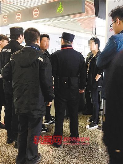 女子称包包是名牌拒过安检 怒骂工作人员瞎了眼