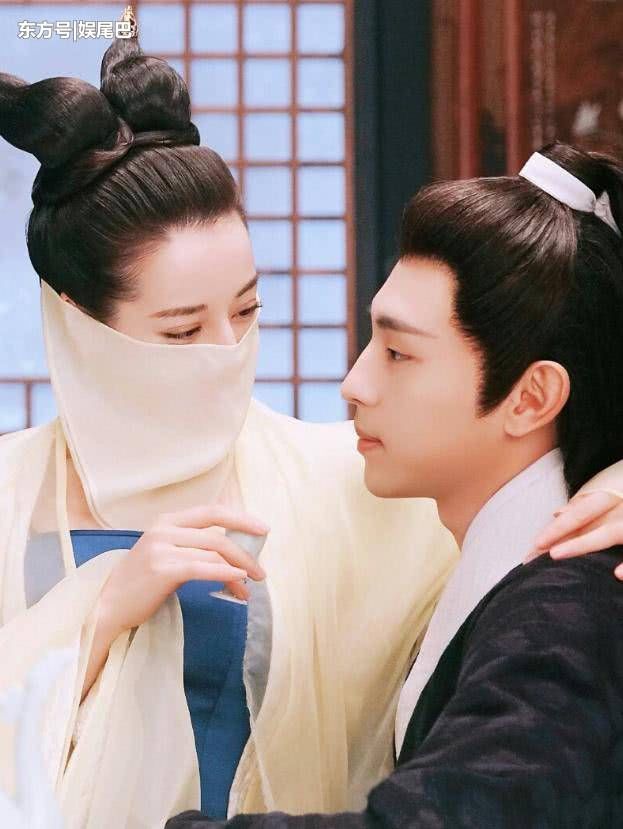 一夜》热巴邓伦的十张合影,图2吓坏邓伦,图9甜蜜暴击