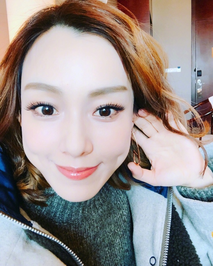 范玮琪晒近照气色良好 红唇抢眼被粉丝追问色号